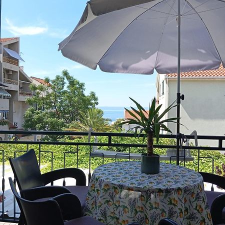 Family Apartments Leona Makarska Bagian luar foto