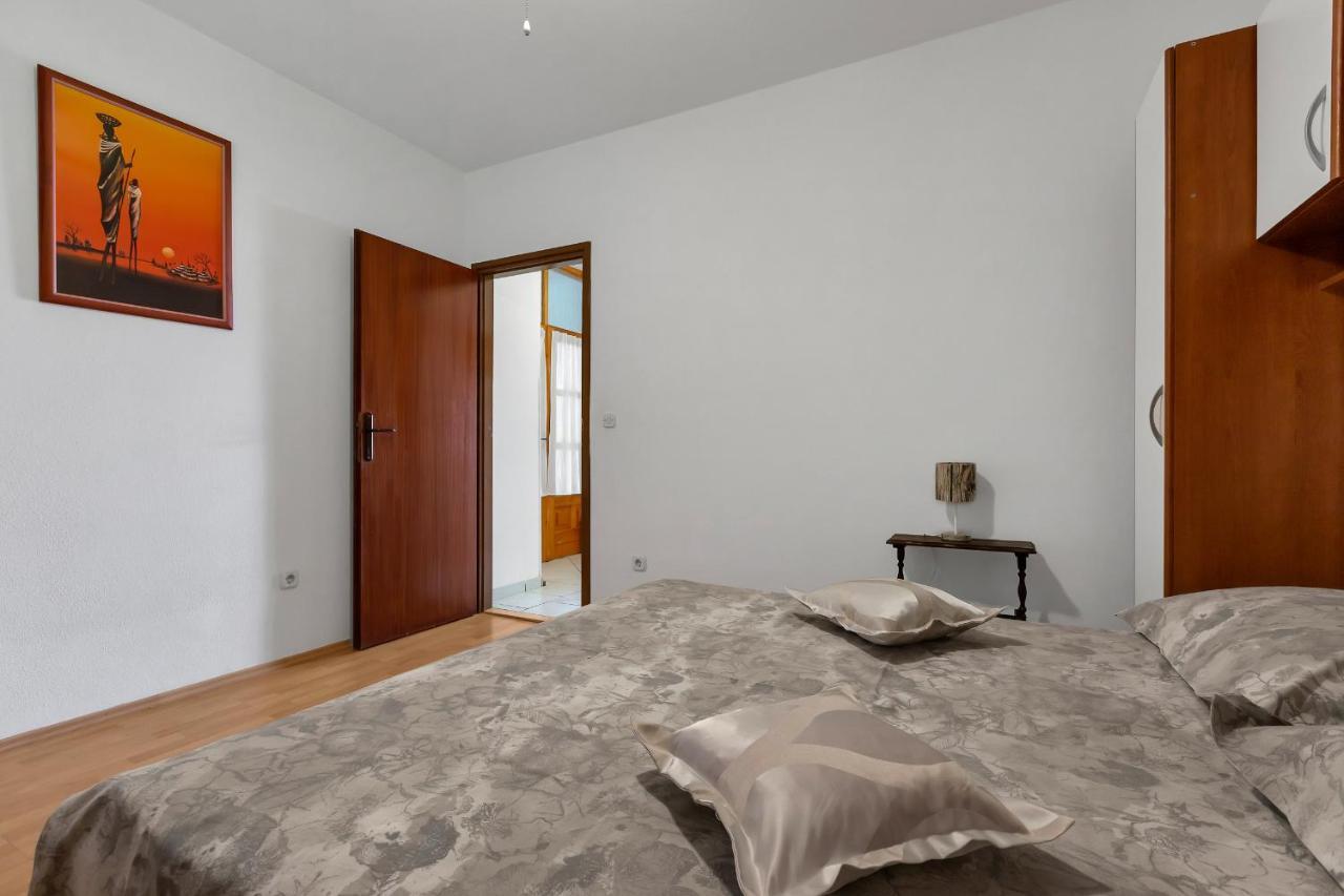 Family Apartments Leona Makarska Bagian luar foto