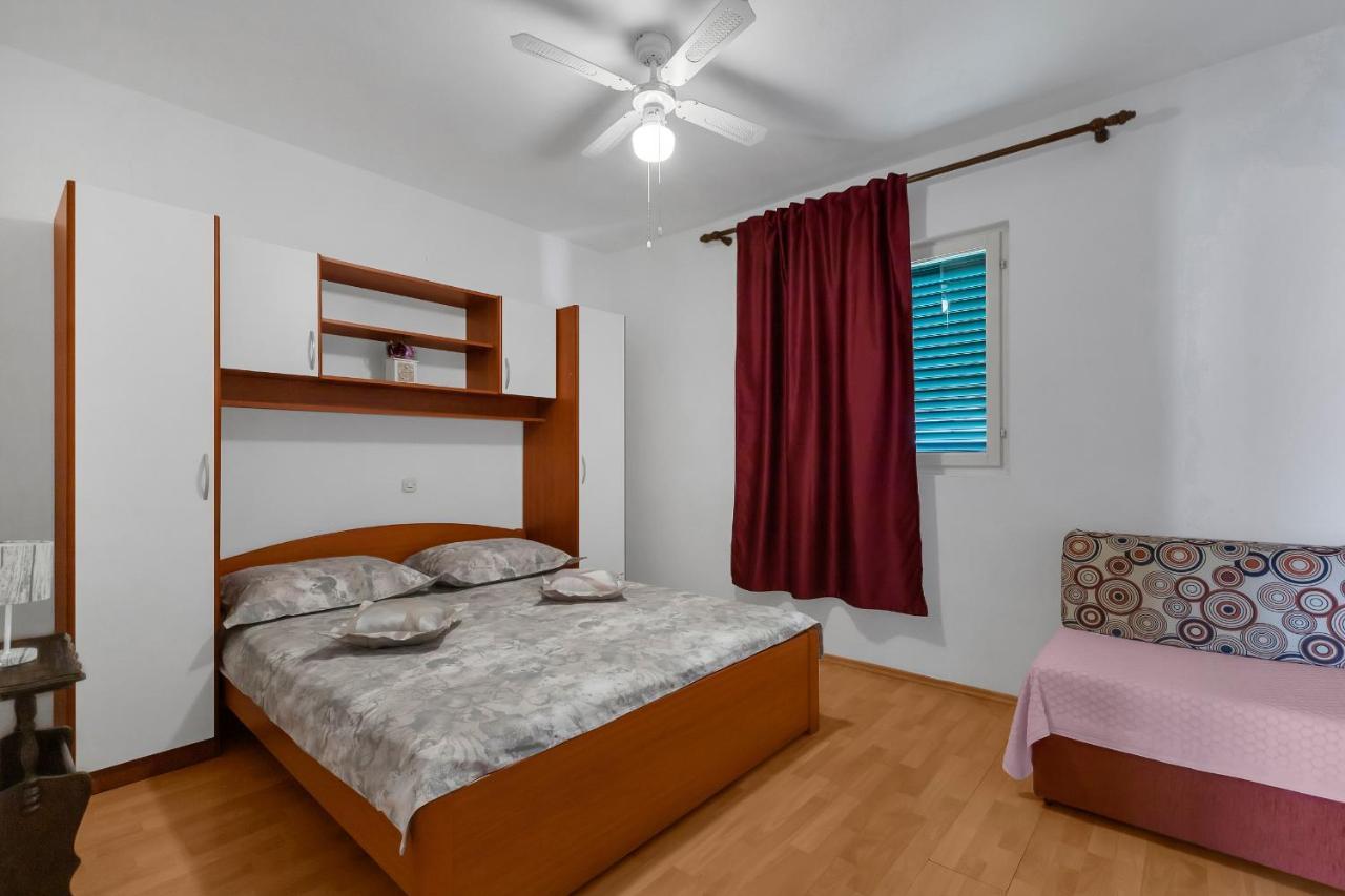 Family Apartments Leona Makarska Bagian luar foto