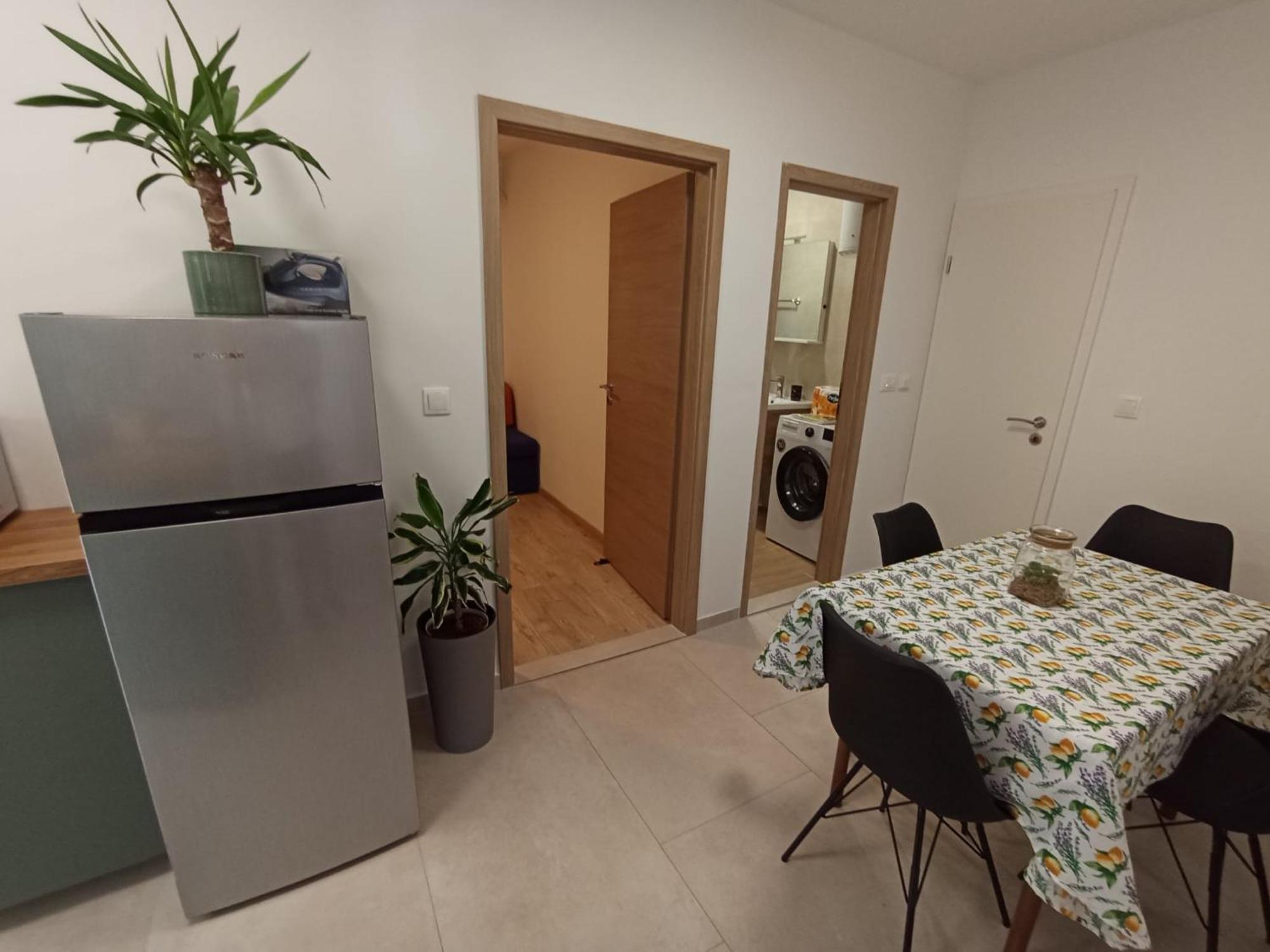 Family Apartments Leona Makarska Bagian luar foto