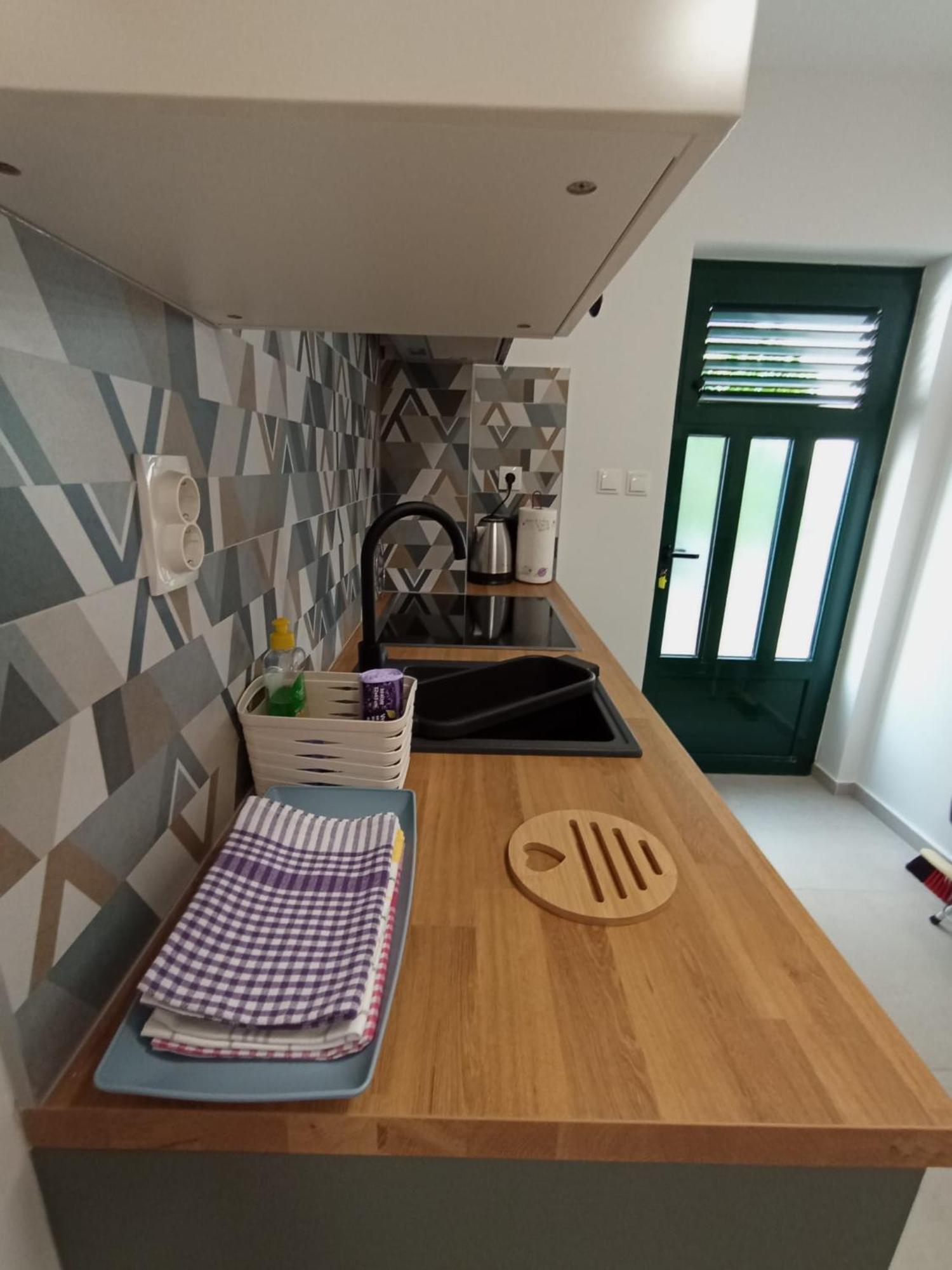 Family Apartments Leona Makarska Bagian luar foto