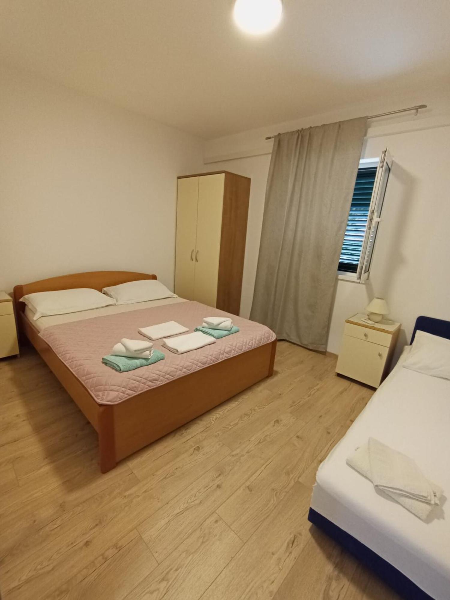 Family Apartments Leona Makarska Bagian luar foto