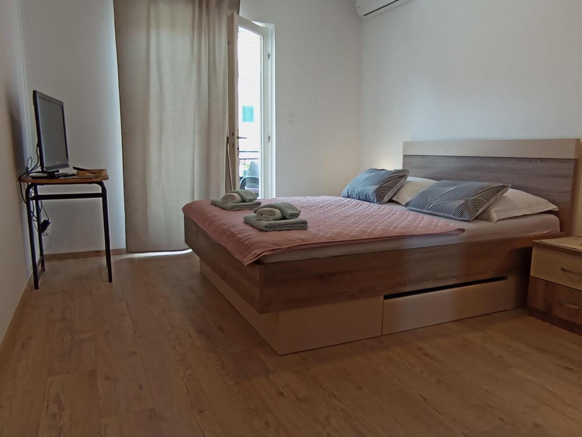 Family Apartments Leona Makarska Bagian luar foto