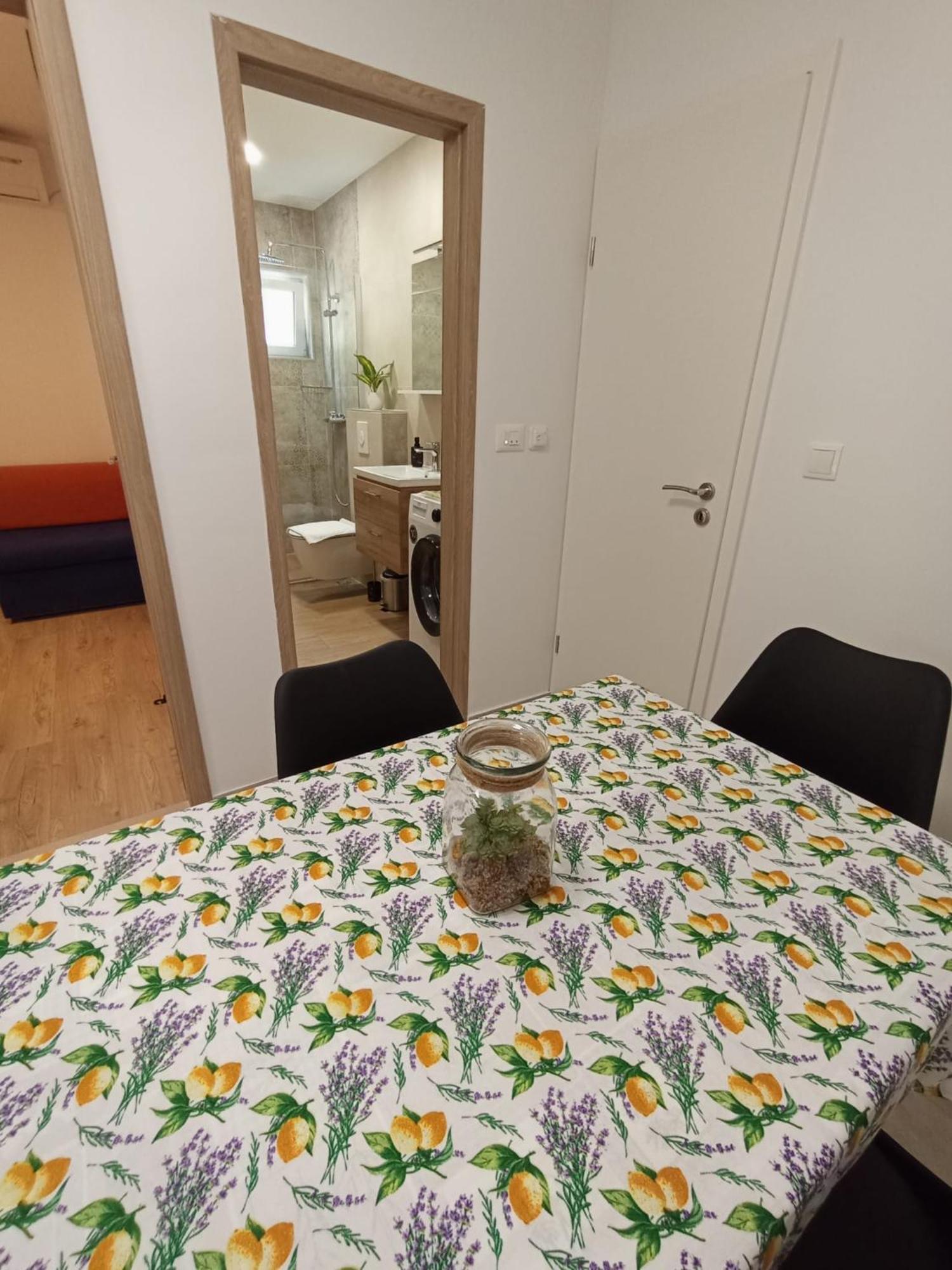 Family Apartments Leona Makarska Bagian luar foto