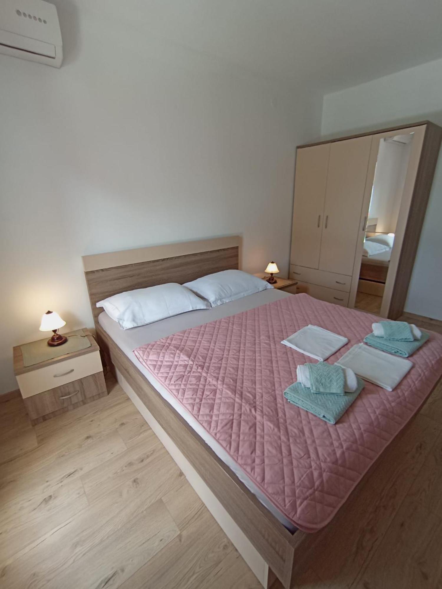 Family Apartments Leona Makarska Bagian luar foto