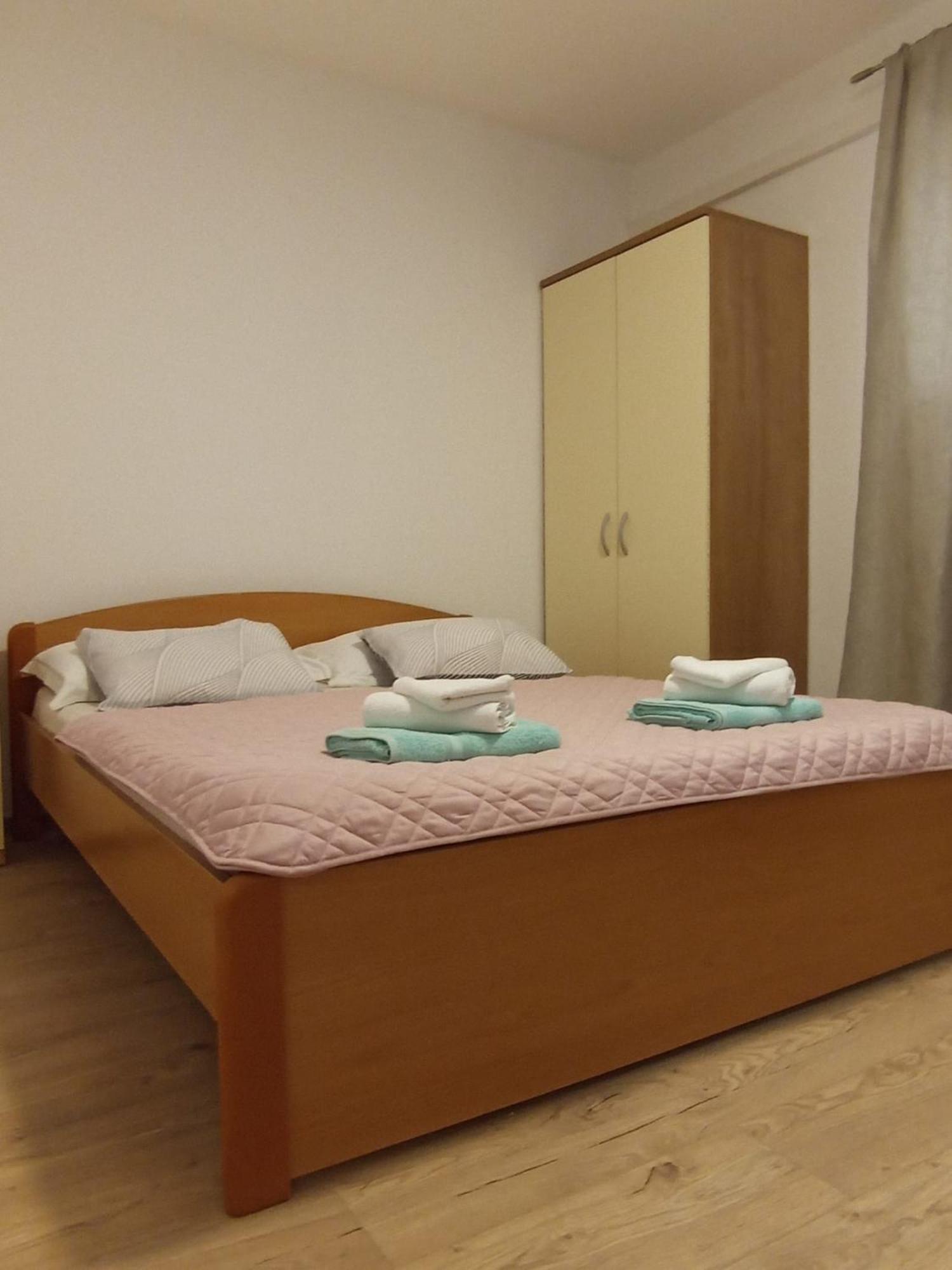 Family Apartments Leona Makarska Bagian luar foto