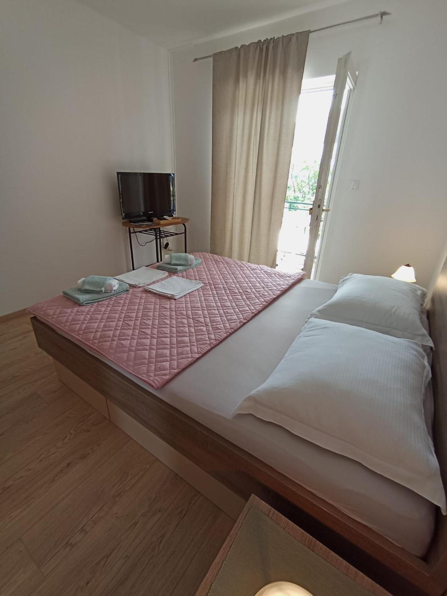 Family Apartments Leona Makarska Bagian luar foto
