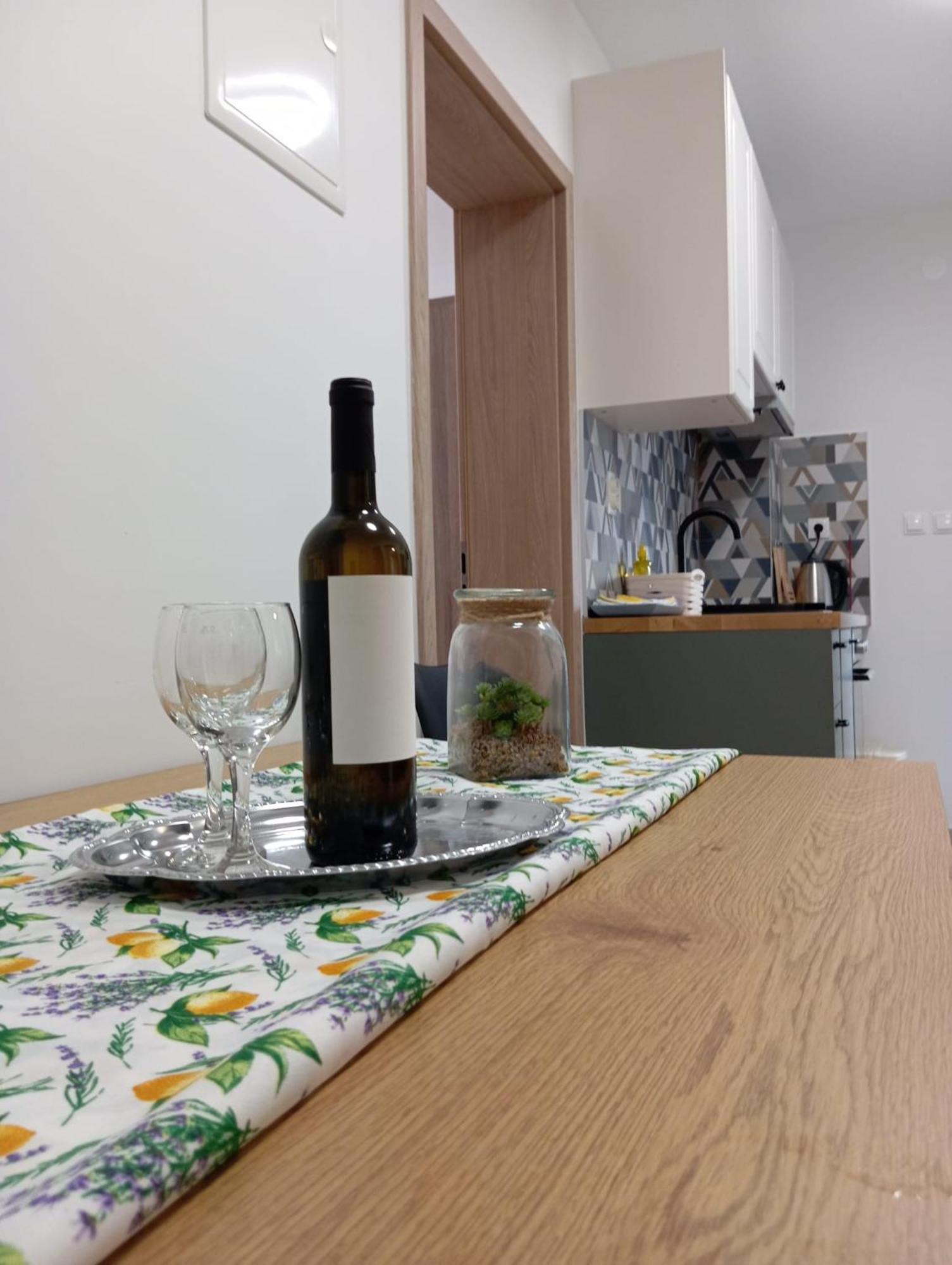 Family Apartments Leona Makarska Bagian luar foto