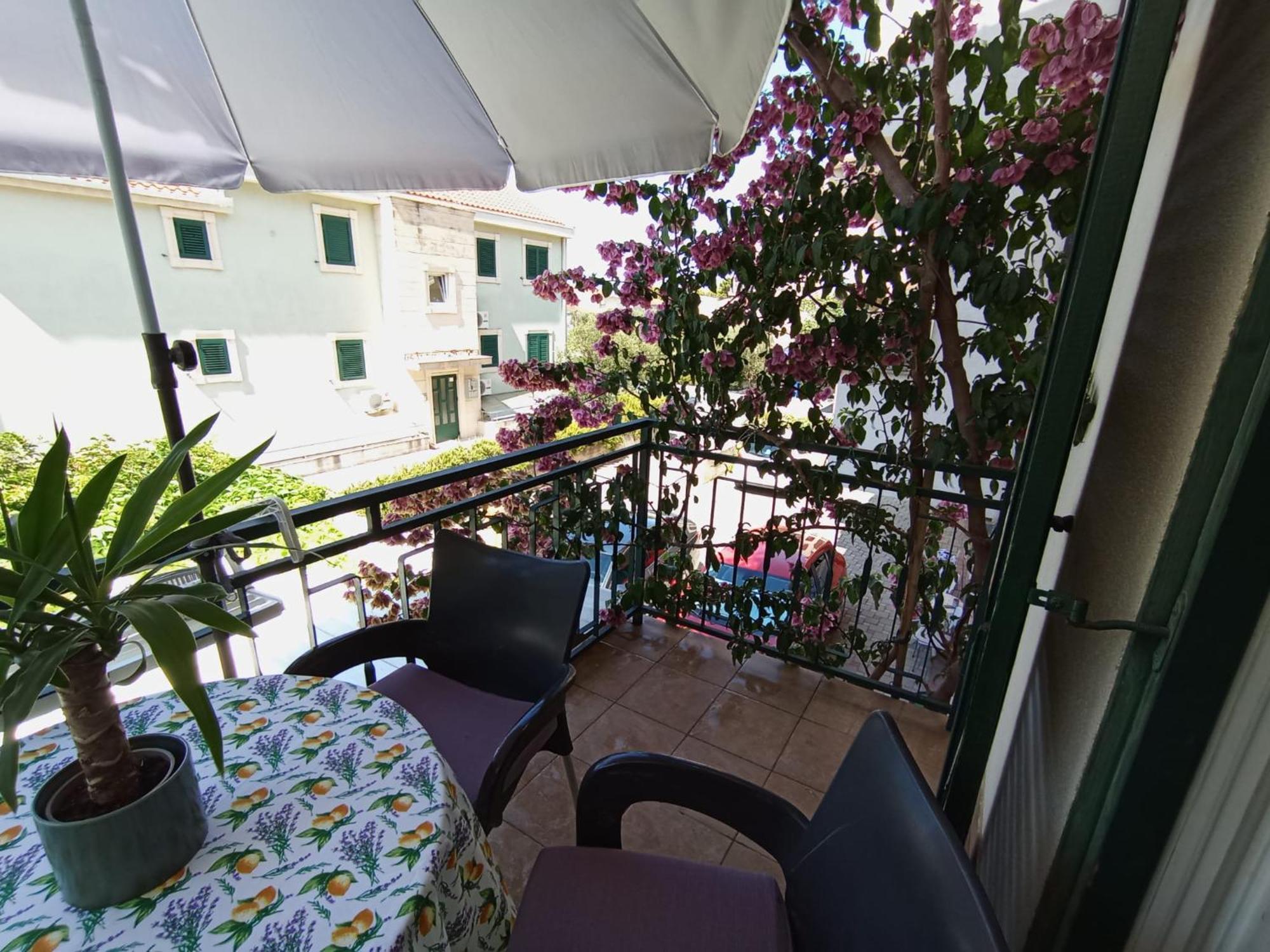 Family Apartments Leona Makarska Bagian luar foto