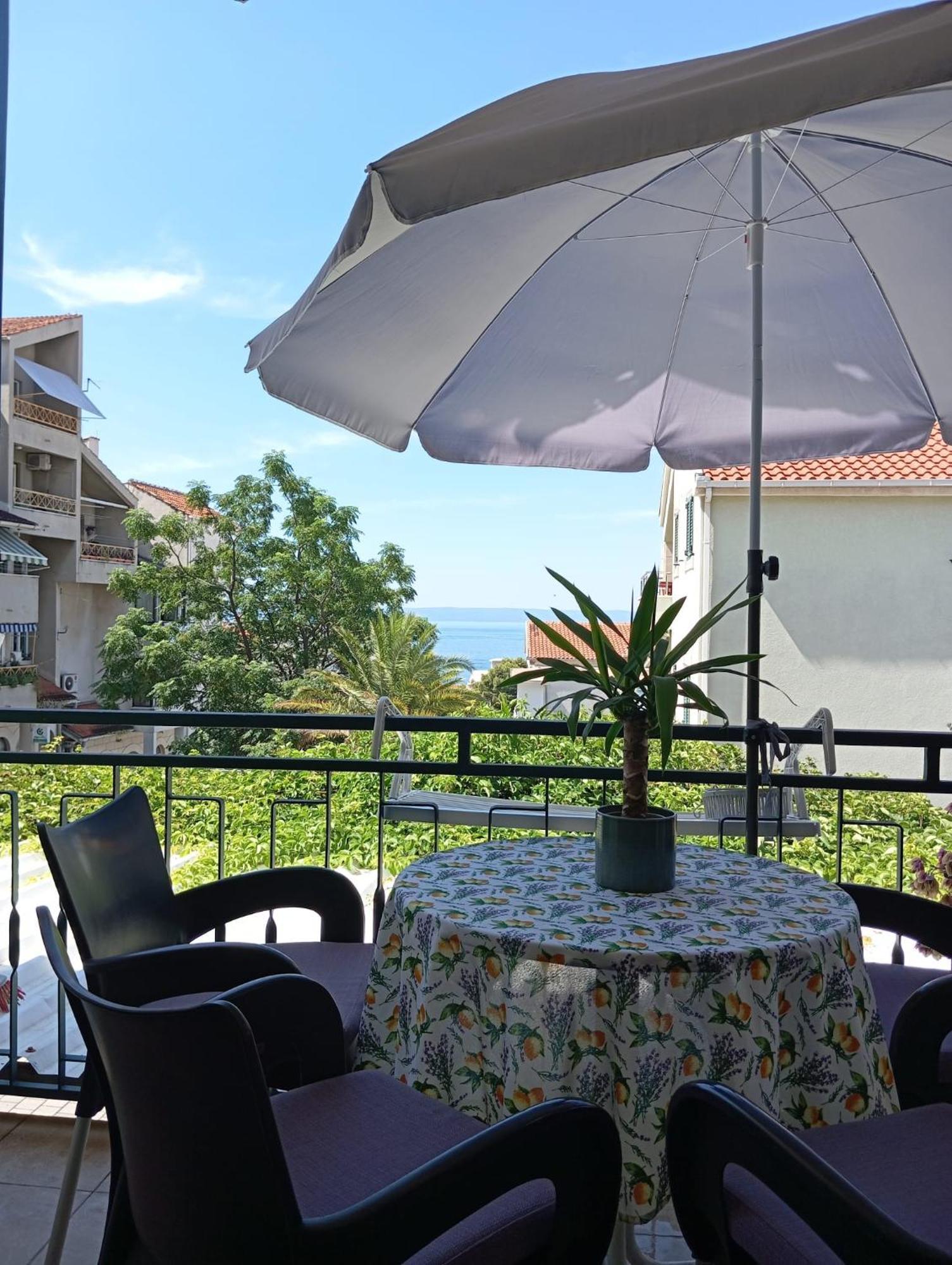 Family Apartments Leona Makarska Bagian luar foto