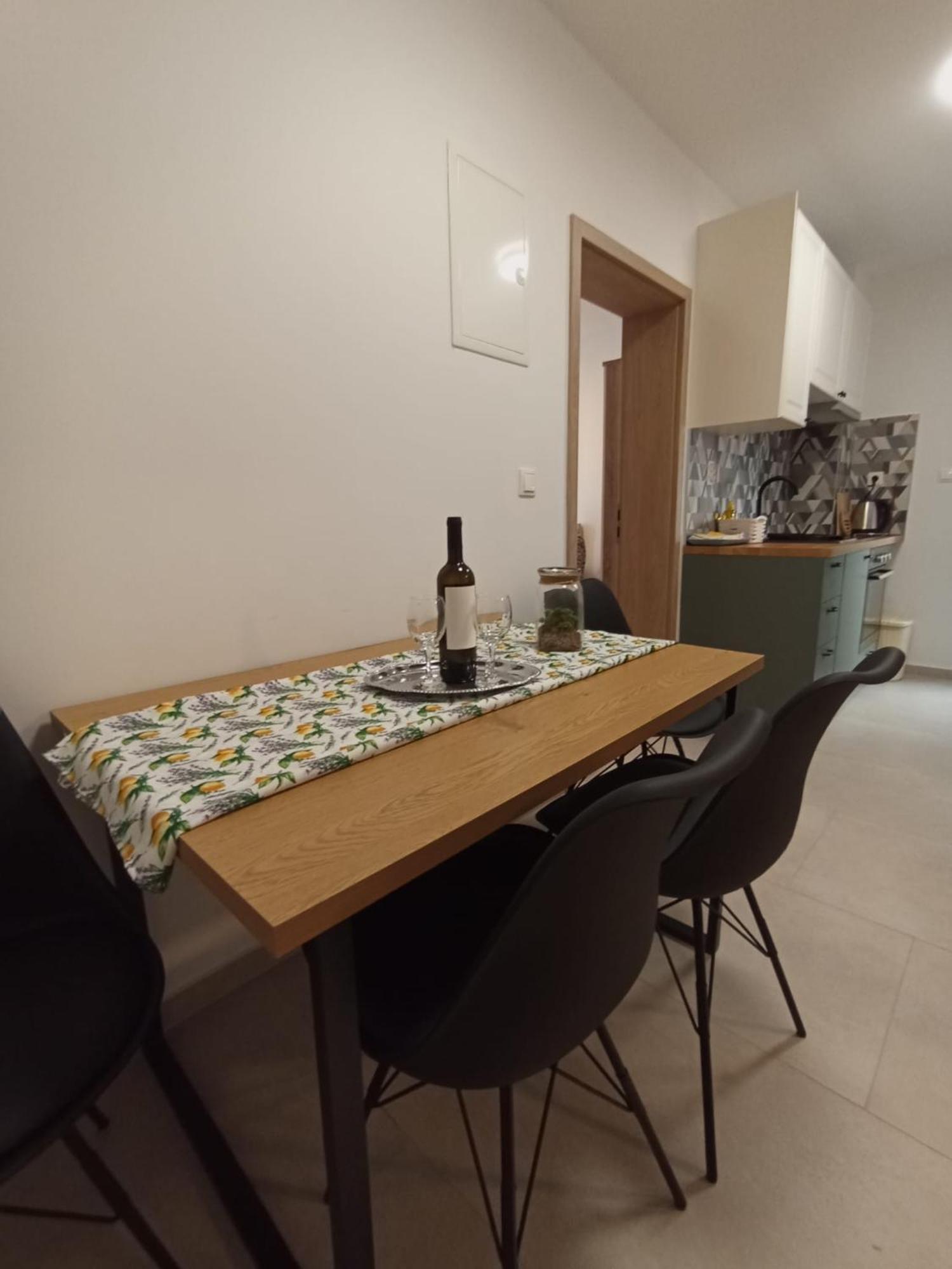 Family Apartments Leona Makarska Bagian luar foto