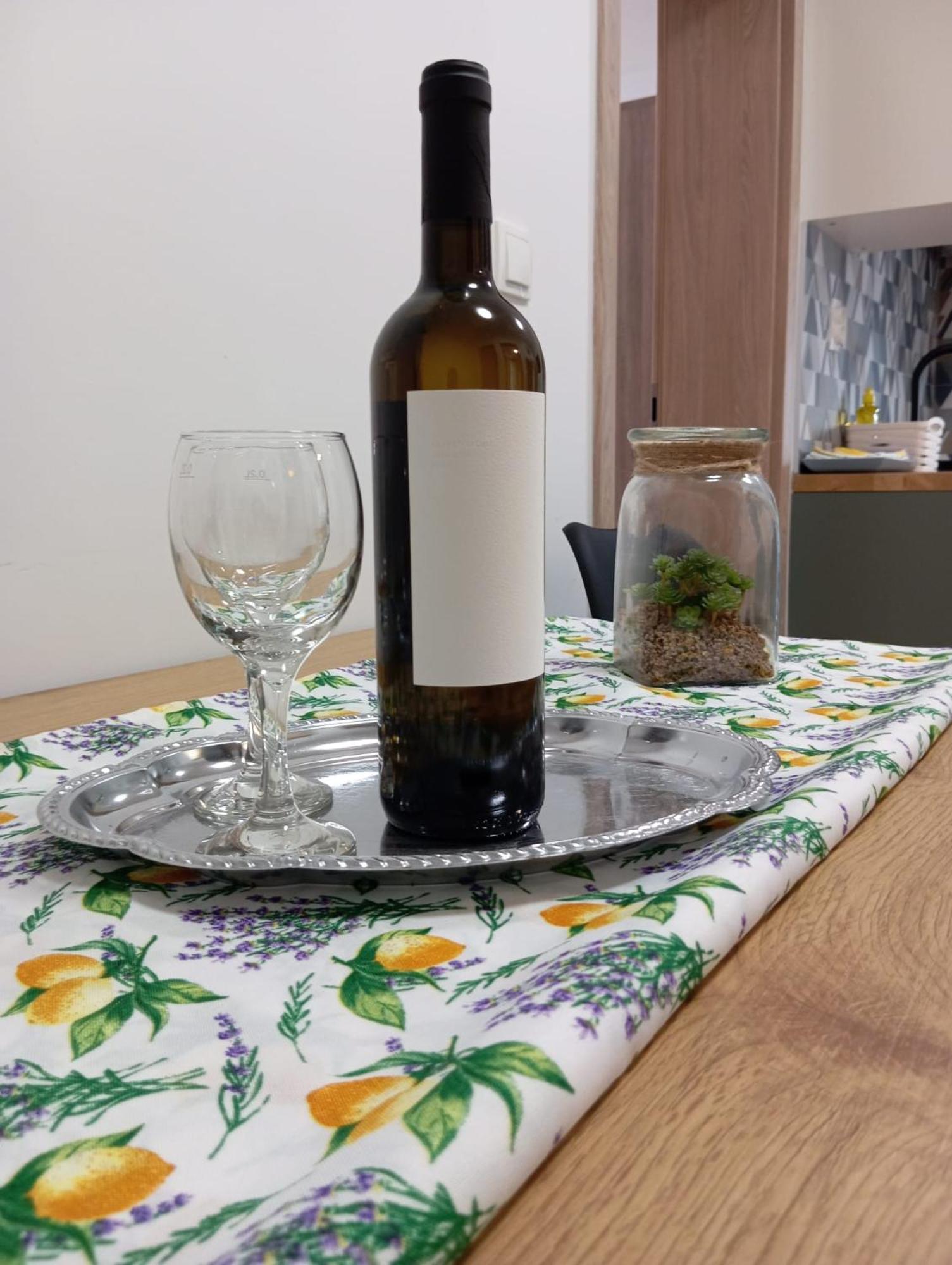 Family Apartments Leona Makarska Bagian luar foto