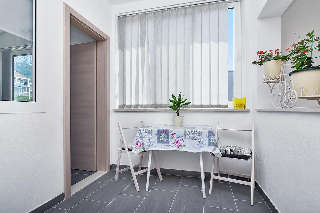 Family Apartments Leona Makarska Bagian luar foto