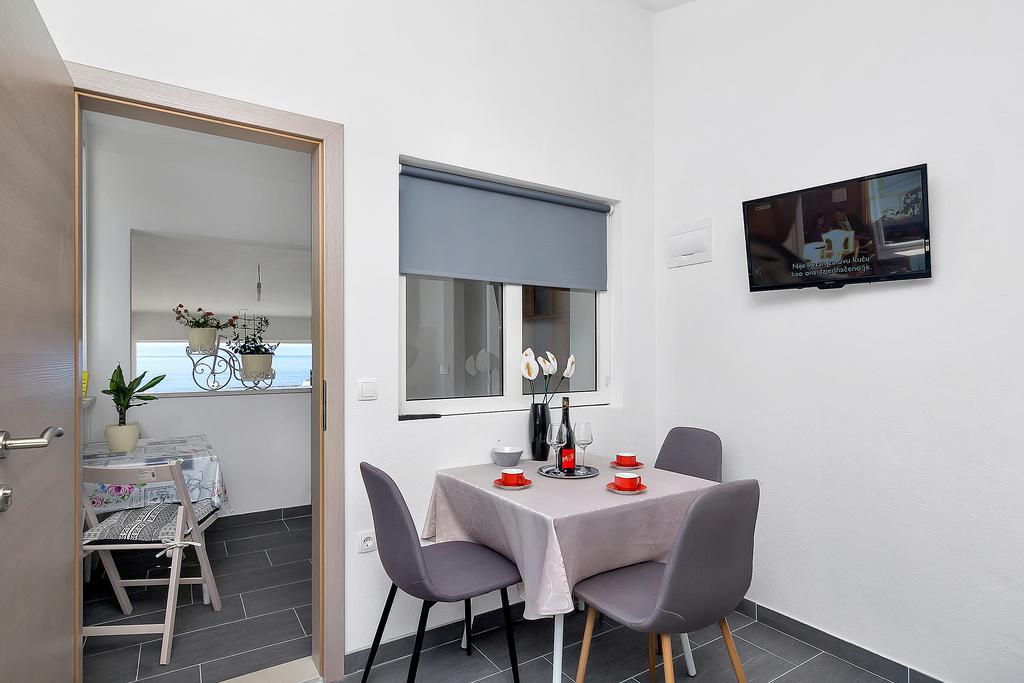 Family Apartments Leona Makarska Bagian luar foto