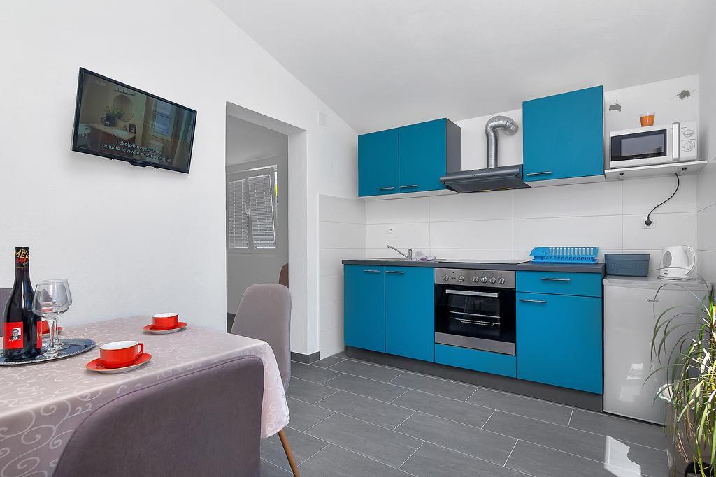 Family Apartments Leona Makarska Bagian luar foto