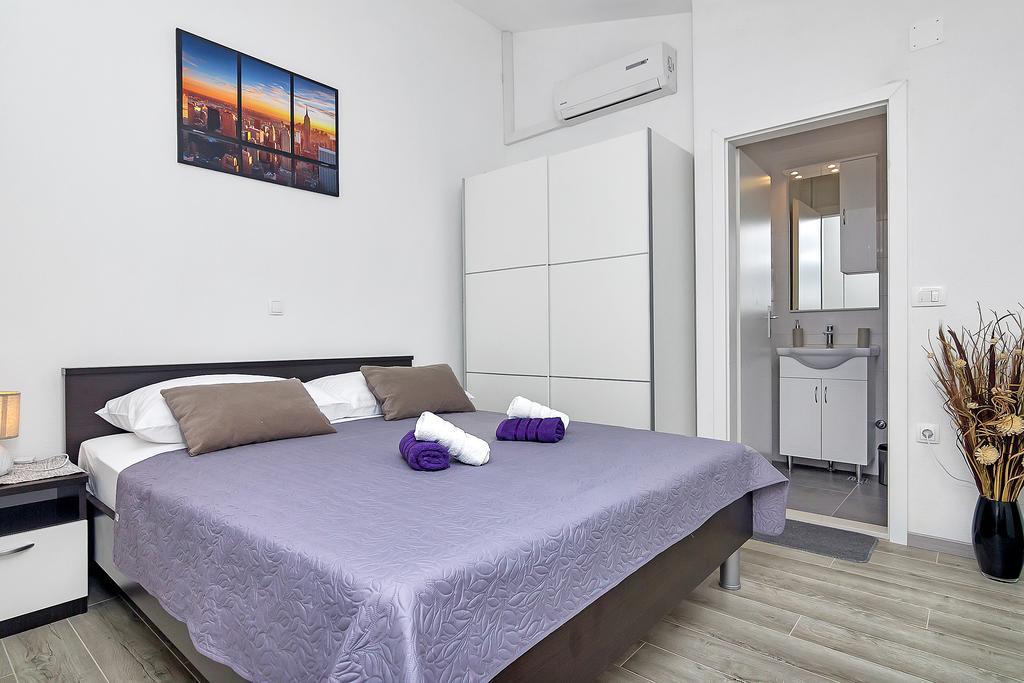 Family Apartments Leona Makarska Bagian luar foto