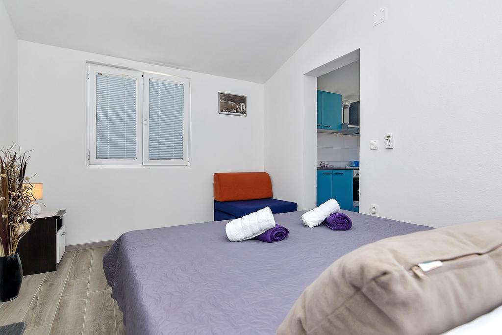 Family Apartments Leona Makarska Bagian luar foto