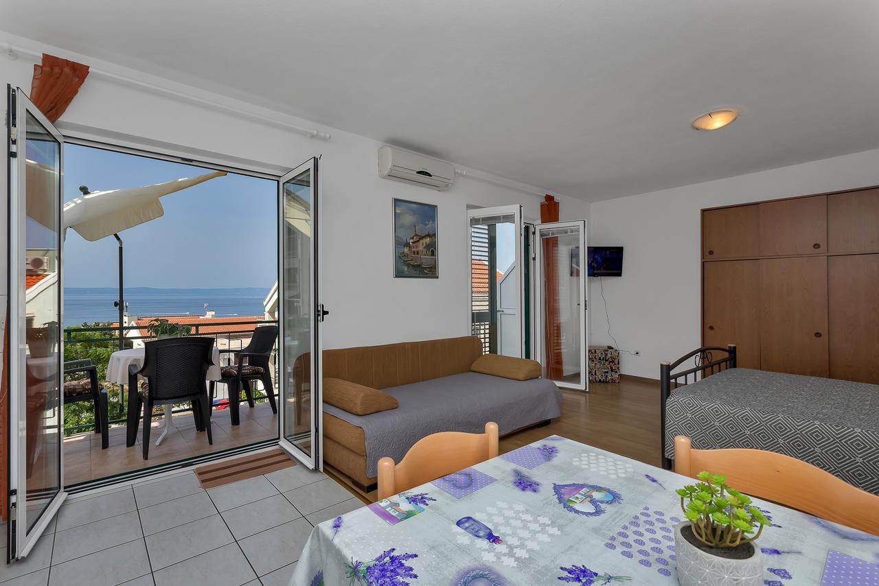 Family Apartments Leona Makarska Bagian luar foto