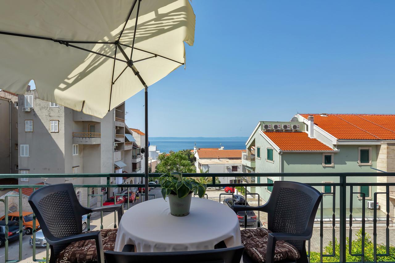 Family Apartments Leona Makarska Bagian luar foto