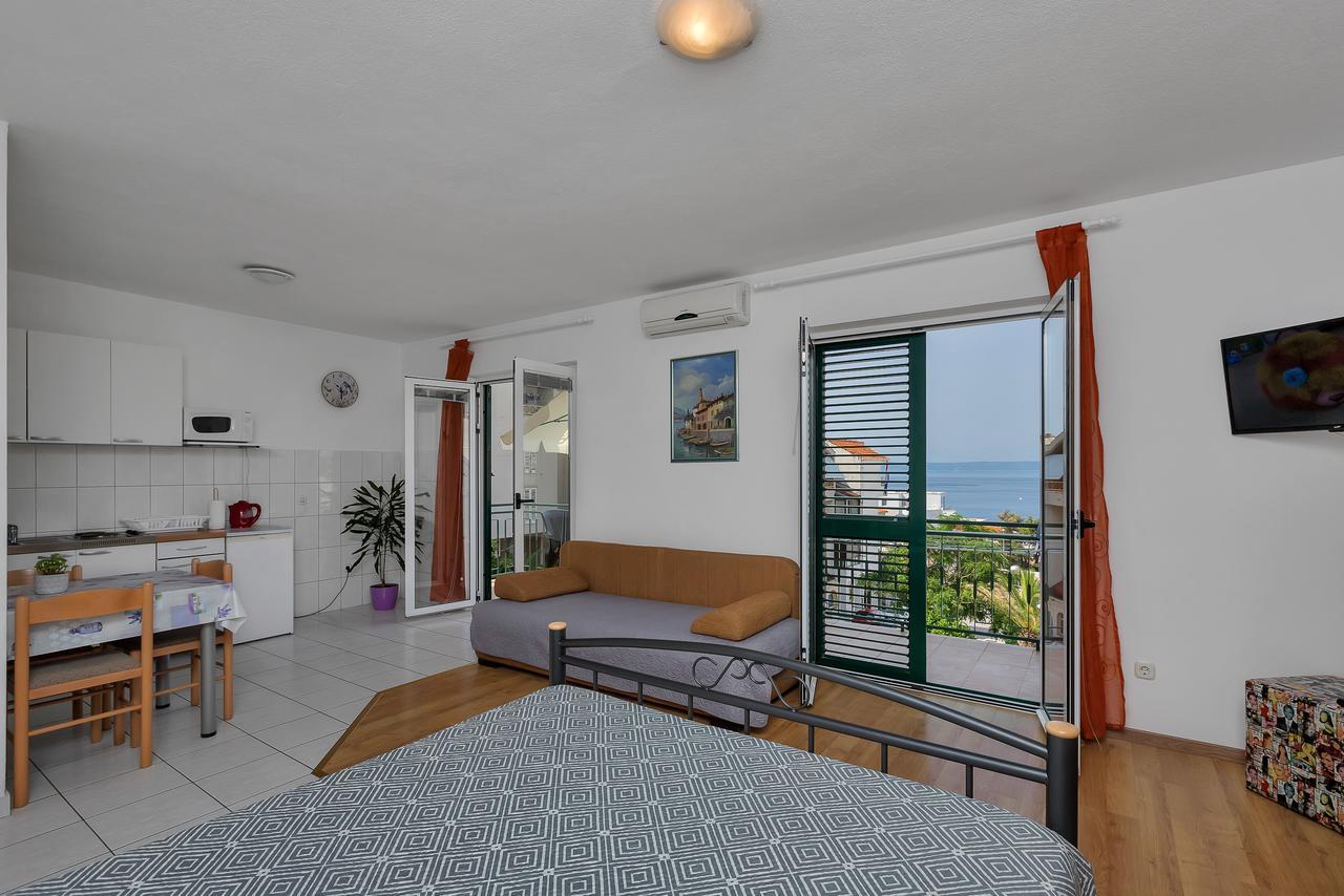 Family Apartments Leona Makarska Bagian luar foto