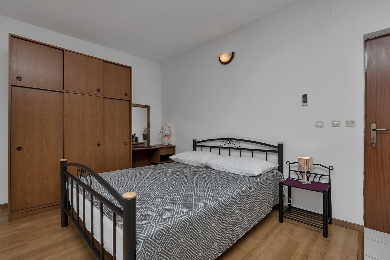 Family Apartments Leona Makarska Bagian luar foto