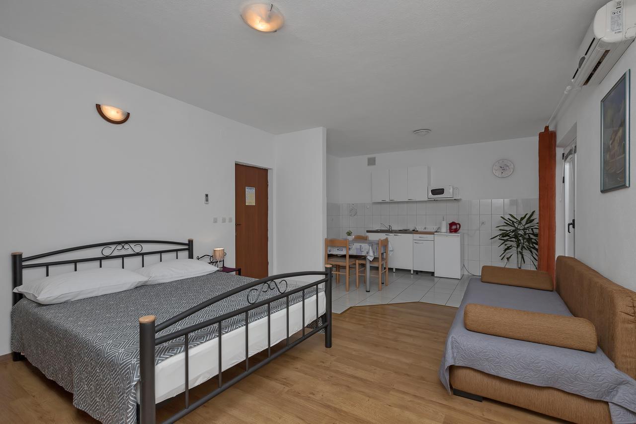 Family Apartments Leona Makarska Bagian luar foto