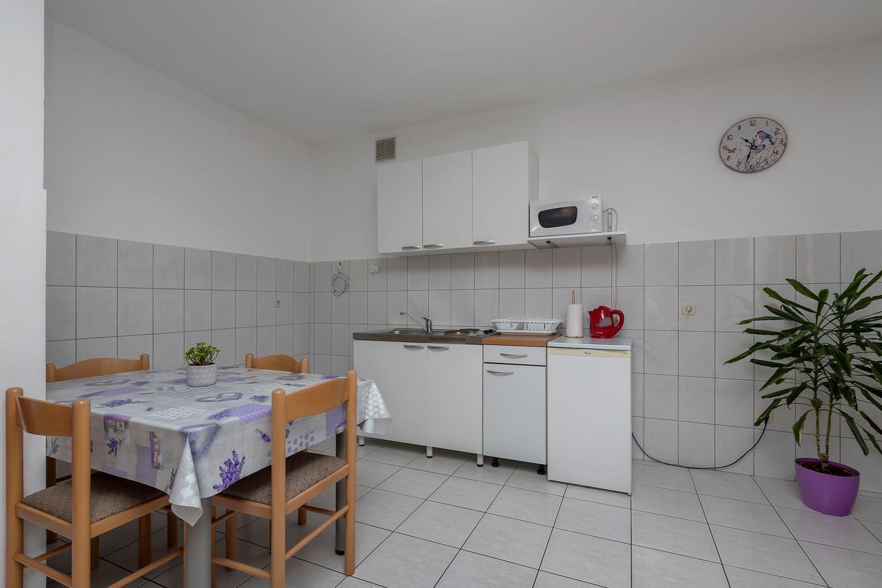 Family Apartments Leona Makarska Bagian luar foto