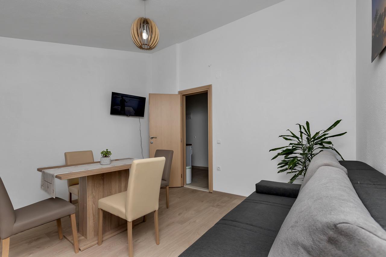 Family Apartments Leona Makarska Bagian luar foto