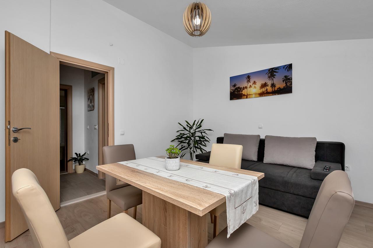 Family Apartments Leona Makarska Bagian luar foto