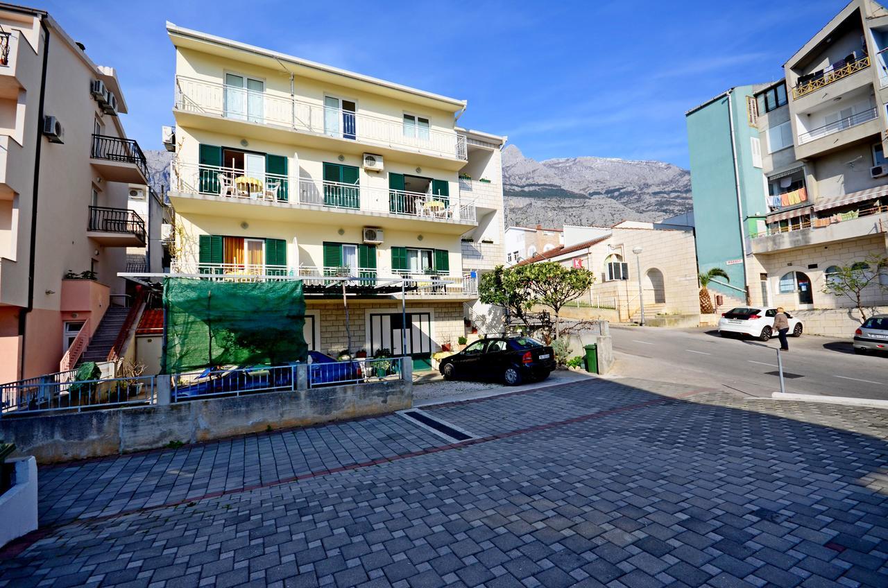 Family Apartments Leona Makarska Bagian luar foto