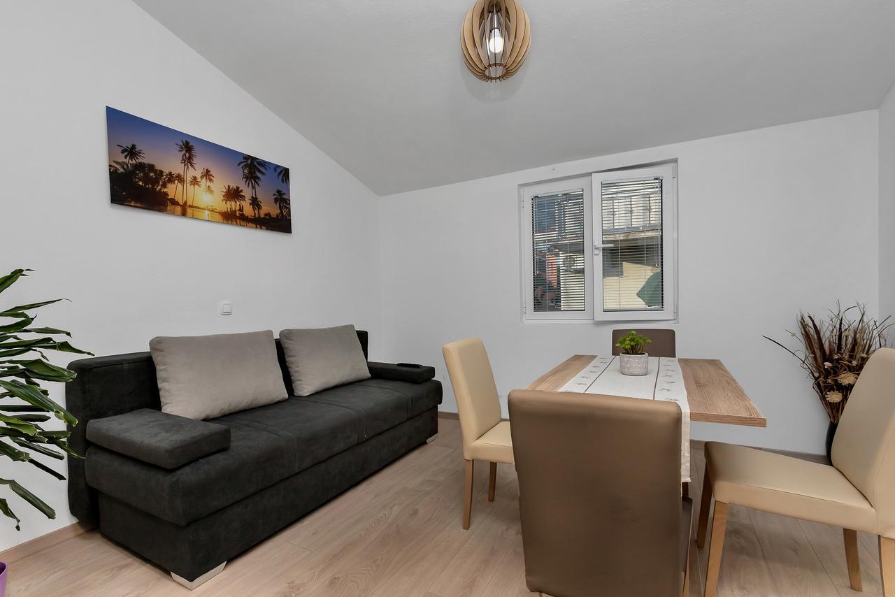 Family Apartments Leona Makarska Bagian luar foto