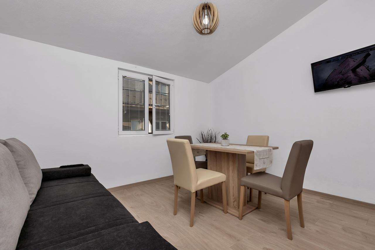 Family Apartments Leona Makarska Bagian luar foto
